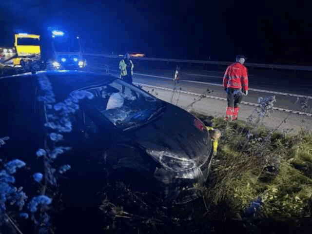 Bil holder ødelagt i græsrabatten på frakørsel