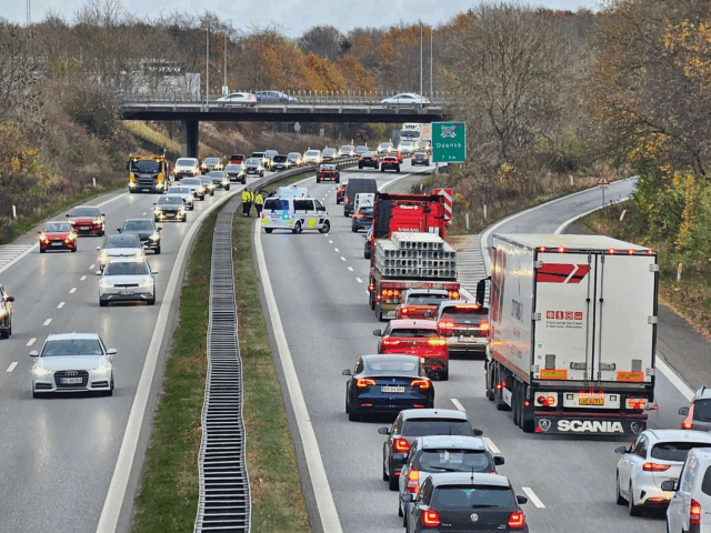 Motorvej delvist spærret: Op mod 30 minutters forlænget rejsetid