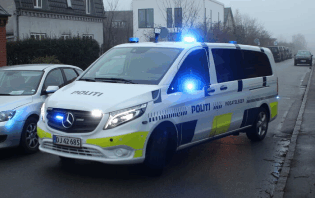 Heftig biljagt: Politi påkører personbil