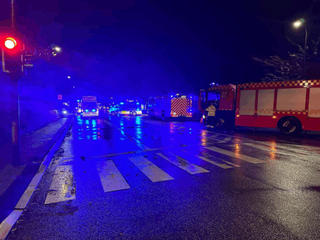 Ung kvinde i personbil påkører bus