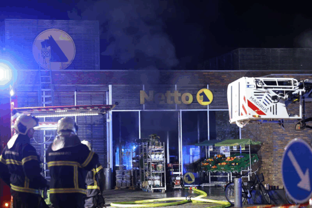 Afspærrer område grundet voldsom brand i Netto
