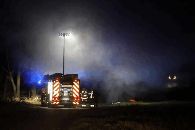 Køretøj omgivet af flammer: ‘Den står ikke til at redde’