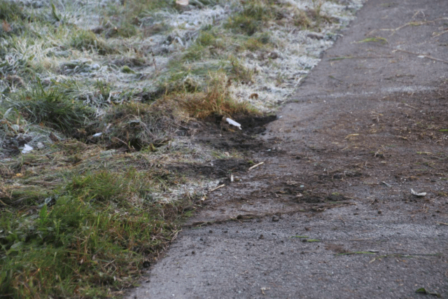 Ung mand slynget ud af bil i voldsom ulykke: ‘Pårørende er underrettet’