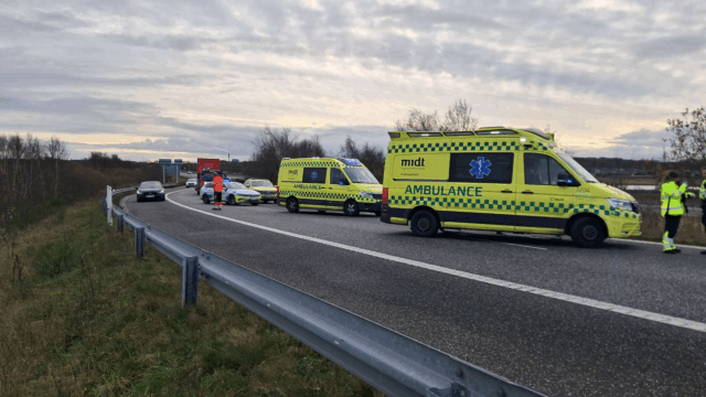 Flere ambulancer rykker ud til motorvejsuheld