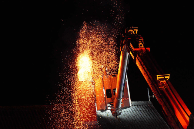 Haslev: Brand bryder ud på gård