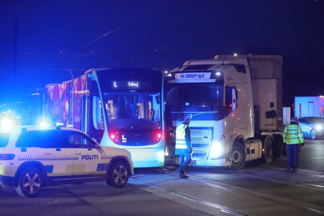 LIGE NU: Lastbil brager ind i letbanetog i vild ulykke