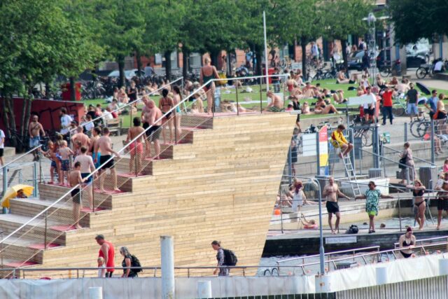 Badetur tog tragisk drejning for ung pige: Voldtaget i bruserum