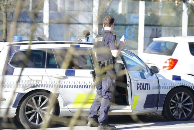 To biler støder sammen i færdselsuheld: Så gik 64-årig mand fuldstændig amok