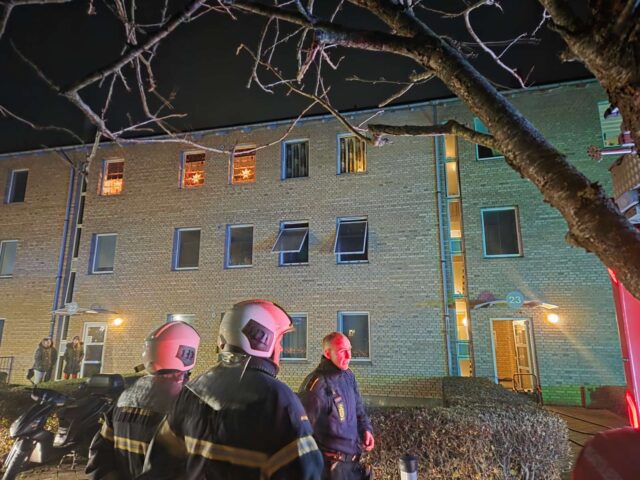 Lejlighed i brand: Kaotiske scener midt i boligområde