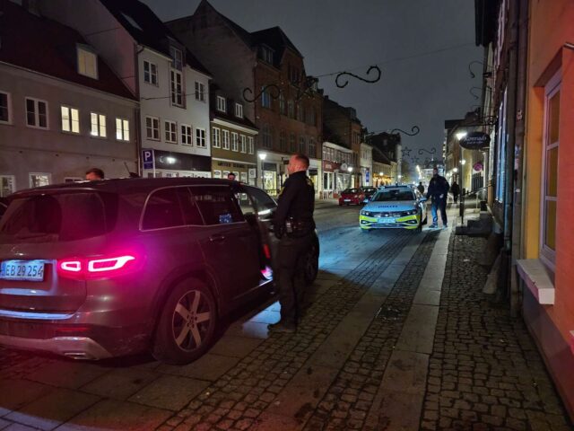 Politiet møder talstærkt op på adresse i Odense