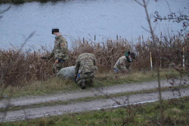 Politiet afspærrer område ved sø: Forsvarsministeriet og Beredskabsstyrelsen til stede