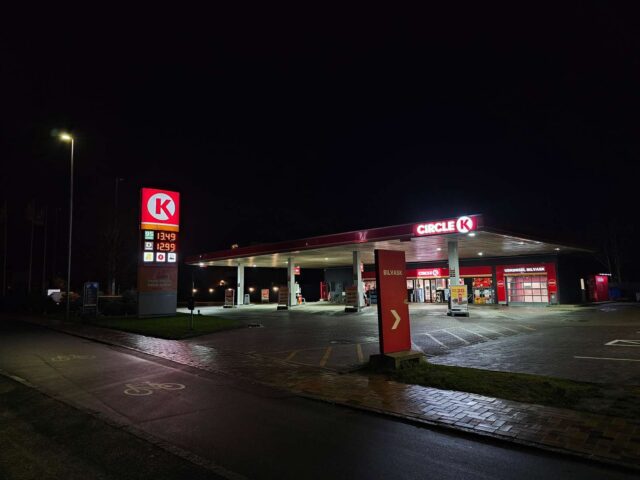 Røveri på tankstation: Medarbejder nødsaget til at trykke på overfaldsalarm