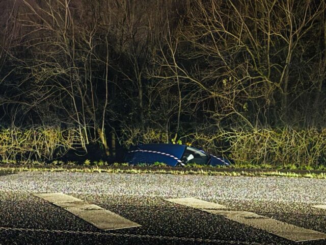 Voldsomt færdselsuheld: Bil ligger dybt nede i grøften