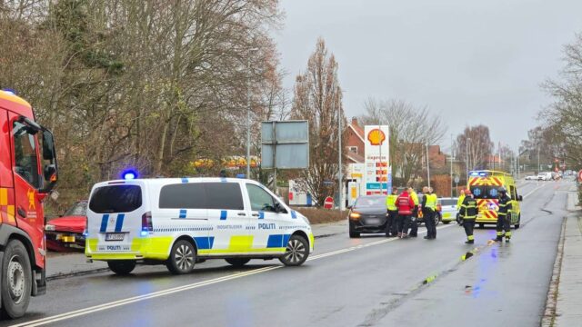 Flere biler i voldsomt uheld: Vejen er helt spærret