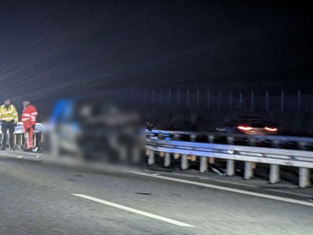 Lukker motorvej i flere timer efter alvorligt uheld: ‘Bilen er kilet fast i autoværnet’