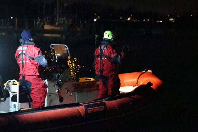 Olie fosser ud i havet: Kommune advarer alle mod at bade i området