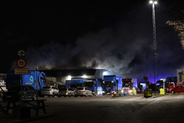 Massiv røgudvikling: Voldsom bygningsbrand