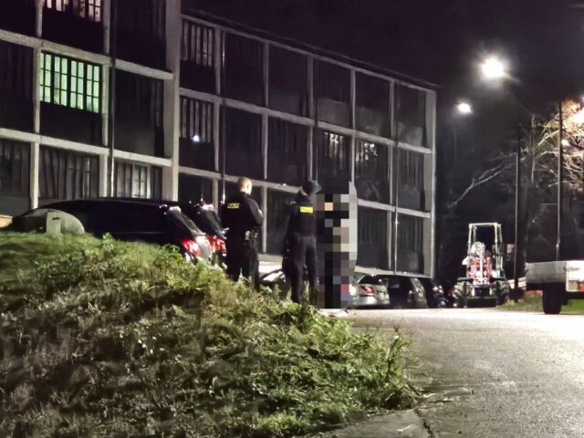 Udrykning til lejlighed: Kvinde hænger ud af vindue