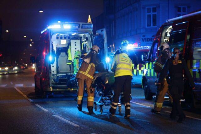 Massiv udrykning: To personer båret ud af brændende lejlighed i kritisk tilstand