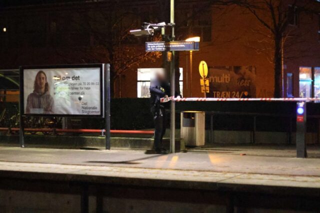 Store afspærringer ved togstation: 21-årig er kommet slemt til skade