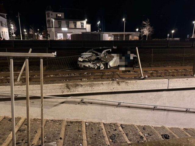 Personbil og tog kolliderer