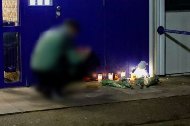 Rørende billeder efter tragisk drab på toårig: Lys og blomster på gerningsstedet