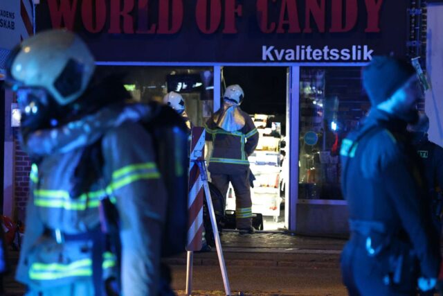 Tæt røg og massiv udrykning til brand: Flere personer ramt