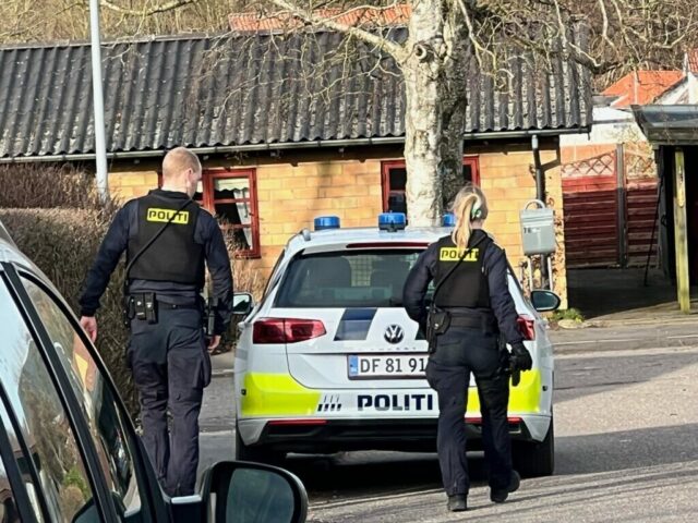 Bilist går amok efter ulykke: Knuser bilrude i vrede