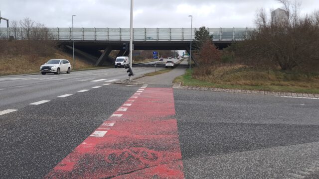 Bilist brager ind i lysregulering