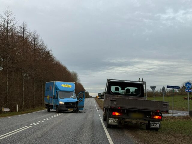 Varebil og personbil med trailer ender i frontalt sammenstød