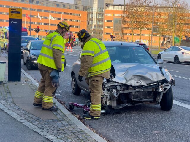 To biler støder sammen i København: Kørt på sygehuset i ambulance