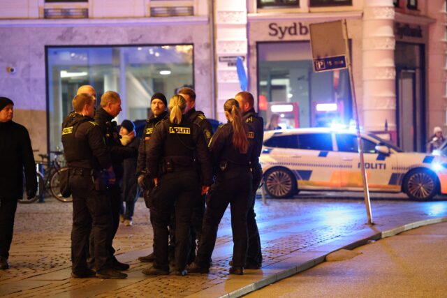 Politiet rykker massivt ud: Stort slagsmål ved d’Angleterre