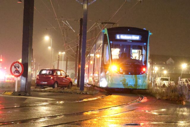 Nu er det sket igen: Personbil forulykker på letbaneskinner