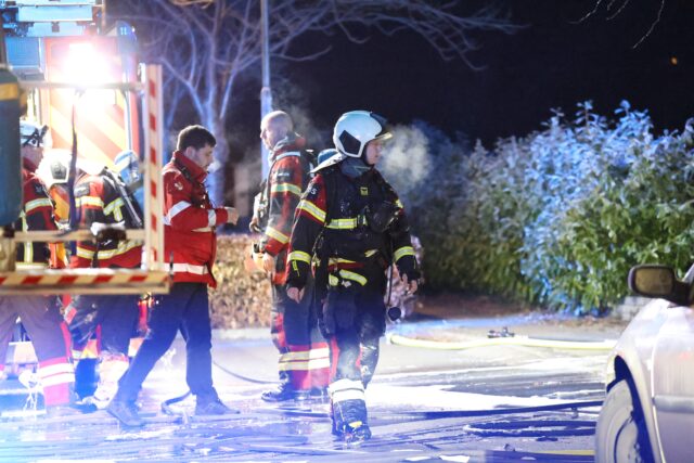 Rykker massivt ud til bilbrand