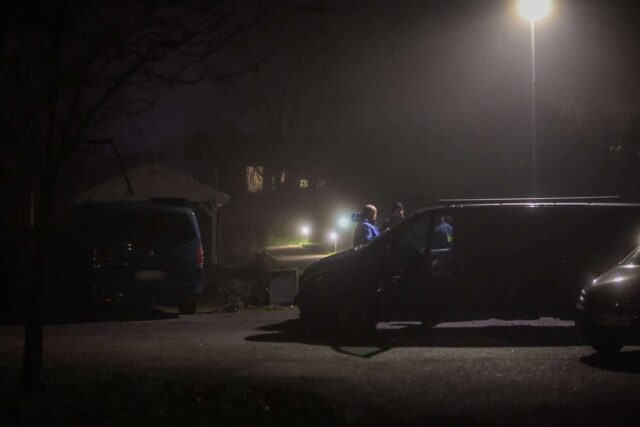 Teknikere i DNA-dragter arbejder ved adresse