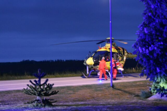 Personbil kolliderer med knallert: Svæver mellem liv og død