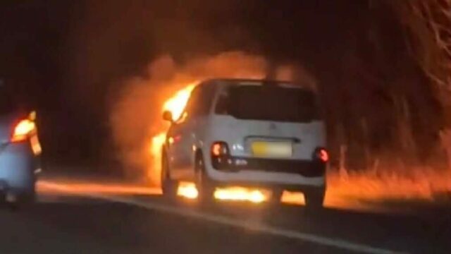 Store flammer hærger bil på motorvej