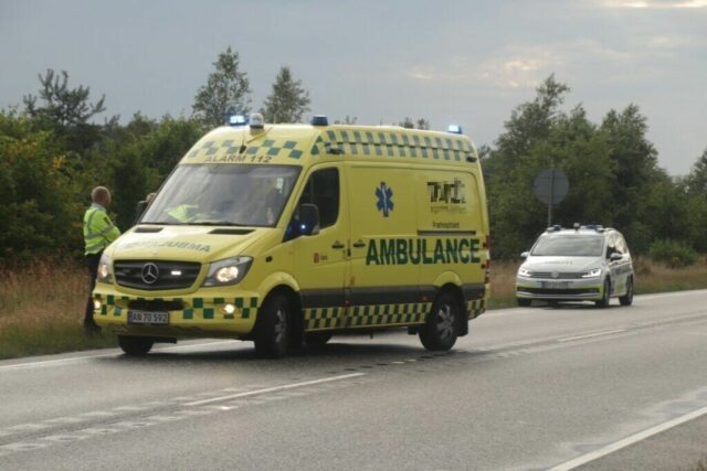 Kvinde kører direkte ind i hjort og forulykker: ‘Hun ligger på båren nu’