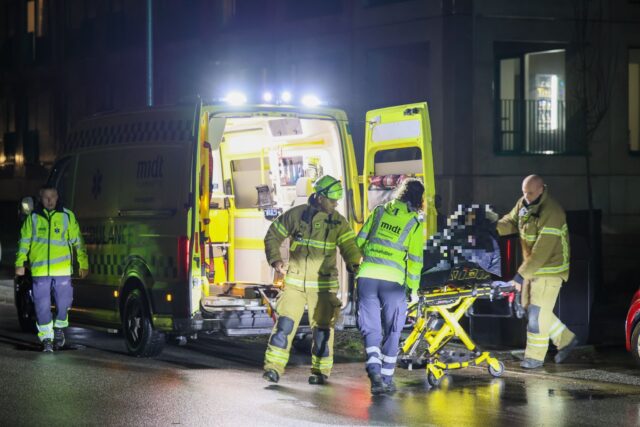 En person bæres ind i ambulancen
