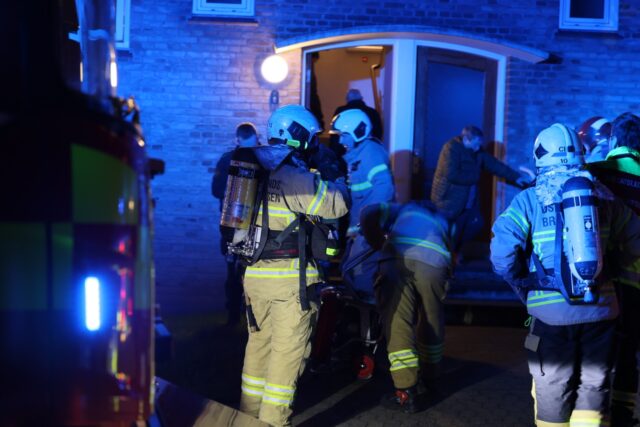 Brandfolk vælter ind i lejlighed