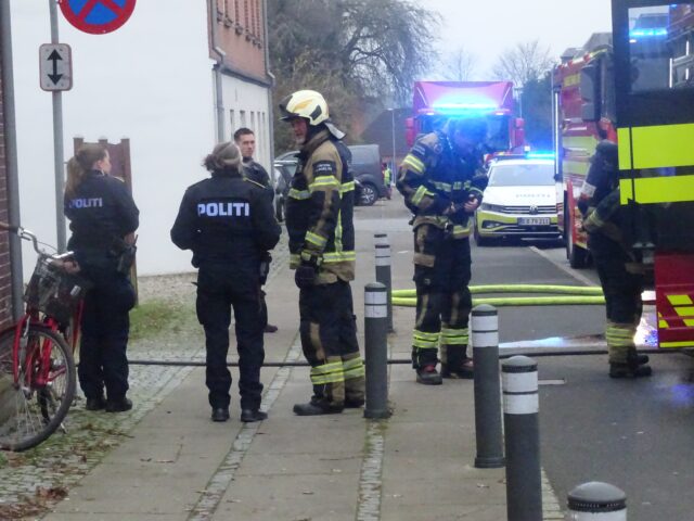 Politi og brandvæsen rykker ud til brand