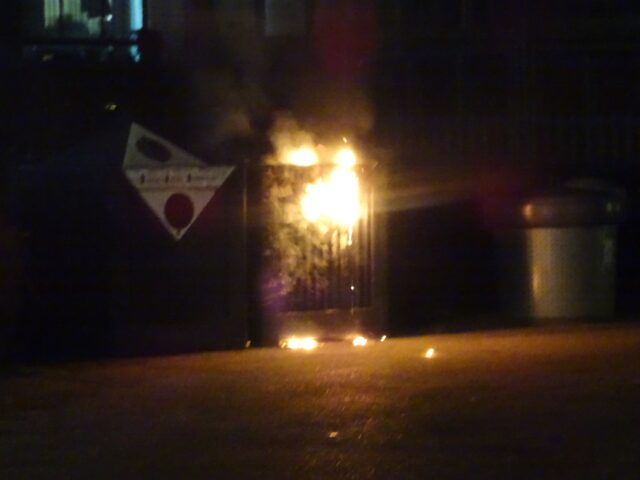 Se den vanvittige video: Skyder fyrværkeri mod biler