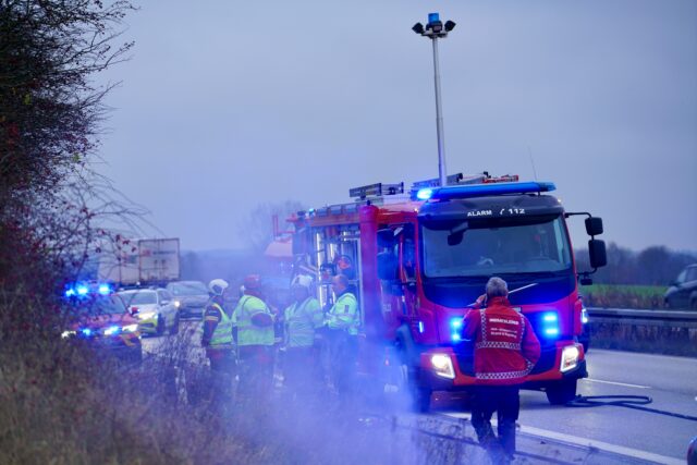 Sort røgsky stiger op fra motorvej: Bil står i flammer