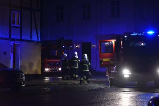 Melding om brand i etageejendom: Flere udrykningskøretøjer fremme