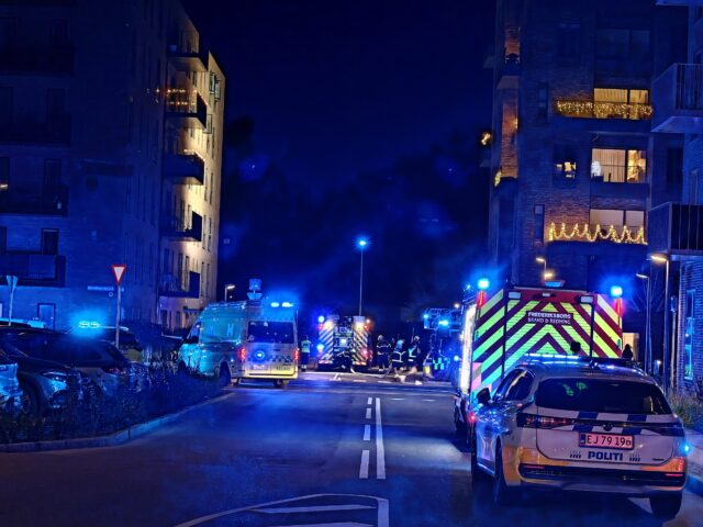 Massiv udrykning til alvorlig brand: ‘Det er voldsomt’