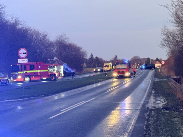 Vej spærret efter ulykke med personbil og skraldevogn