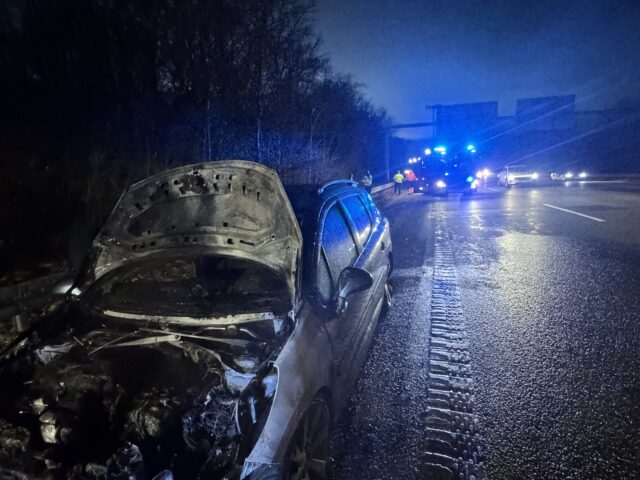 Voldsom bilbrand midt på motorvejen