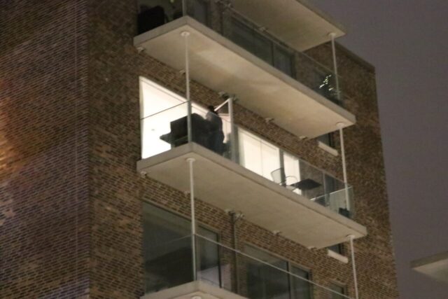 Overfaldsmænd tropper op for at tæske mand: Så røg han ud over altanen