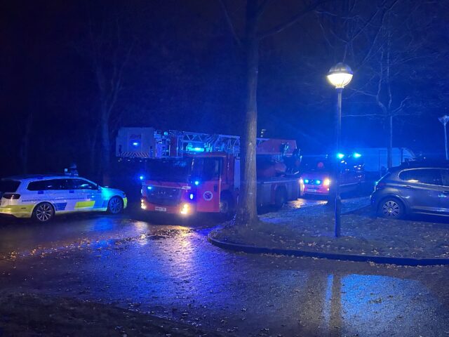 Brand i boligblok: Fire brandbiler og to patruljevogne rykker ud