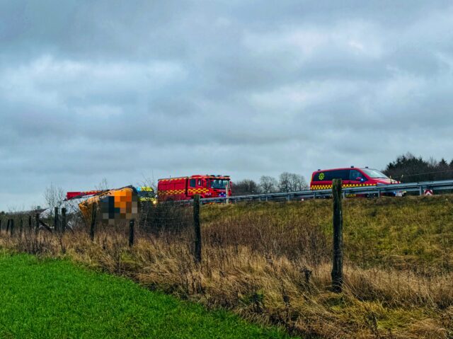 Lastbil vælter af motorvejen i voldsom ulykke